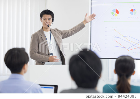 研討會演講者 一個用頭部麥克風說話的人 94424393