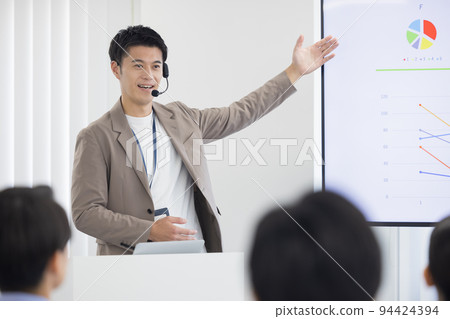 研討會演講者 一個用頭部麥克風說話的人 研討會演講者 一個用頭部麥克風說話的人 94424394
