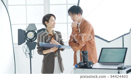 女導演給攝影師指導拍攝 94424403