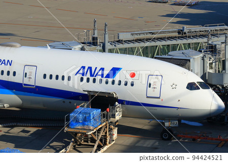 羽田機場的客機裝卸貨物 羽田機場的客機裝卸貨物 94424521