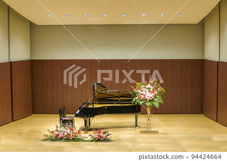 A grand piano waiting for the performer to appear on stage 94424664