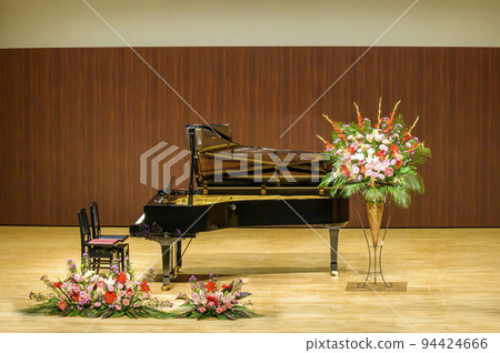 等待表演者上台的三角鋼琴 94424666