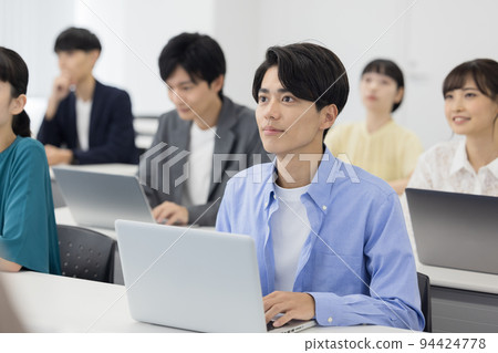 參加研討會的男女 94424778