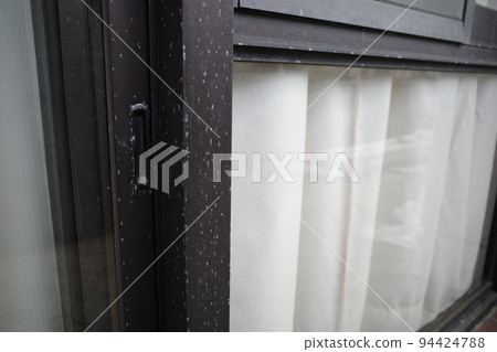 Corrosion of aluminum sash 94424788
