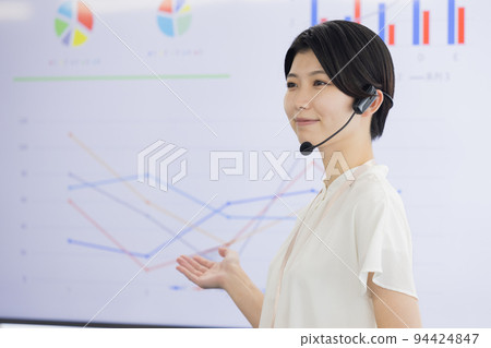 研討會 用頭戴麥克風說話的女人 研討會 用頭戴麥克風說話的女人 94424847