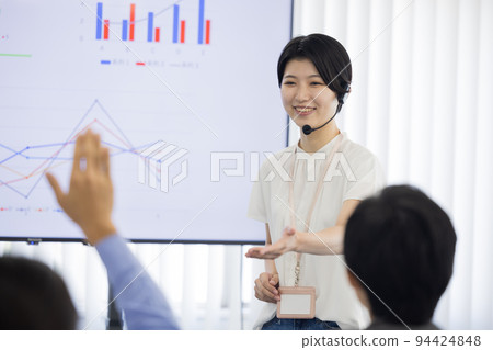 研討會 用頭戴麥克風說話的女人 研討會 用頭戴麥克風說話的女人 94424848