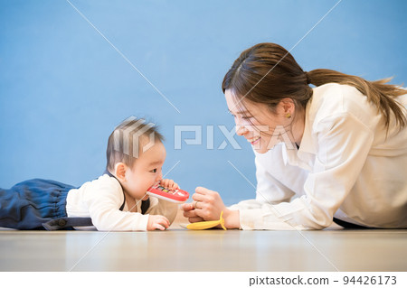 mother playing with baby mother playing with baby 94426173