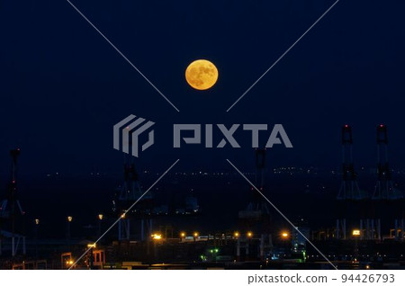 滿月漂浮在城市上 94426793