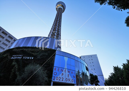 暮色天空和海洋塔 94426810