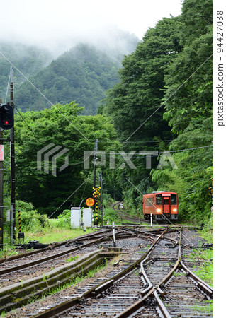 A local train on the Kisuki Line entering a switchback station in the mountains 94427038