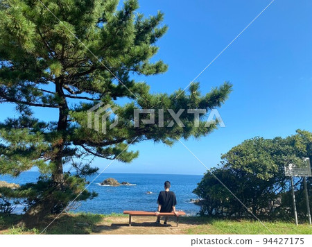 海、長凳和人 94427175