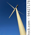 萬里無雲的天空和風車 94427178