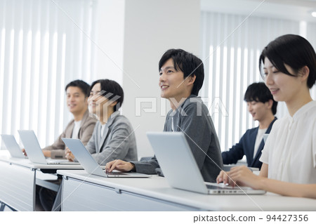 參加研討會的男女 94427356