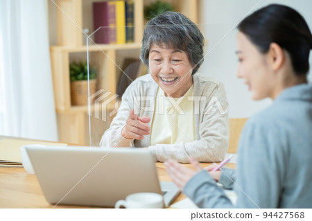 Senior woman consultation insurance Senior woman consultation insurance 94427568