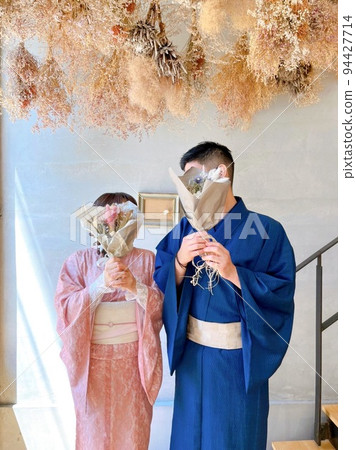 和服夫婦和乾花 94427714