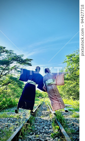 鐵軌上的和服約會 94427718