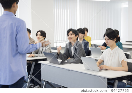 參加研討會的男女 94427765