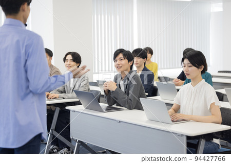 Men and women attending a seminar 94427766