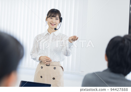 Seminar A woman who speaks with a head microphone Seminar A woman who speaks with a head microphone 94427888
