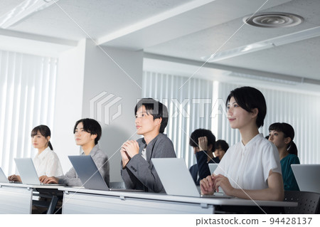 參加研討會的男女 參加研討會的男女 94428137