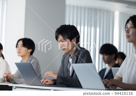 參加研討會的男女 參加研討會的男女 94428138