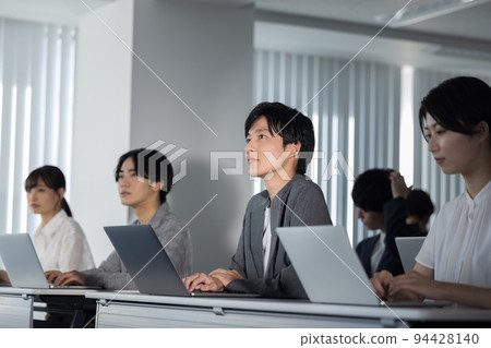 參加研討會的男女 參加研討會的男女 94428140
