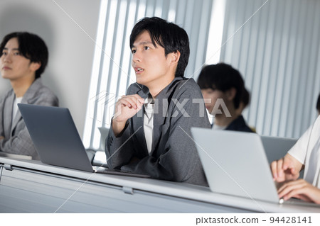 參加研討會的男女 參加研討會的男女 94428141