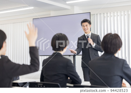 研討會演講者:男子用麥克風講話 研討會演講者:男子用麥克風講話 94428523