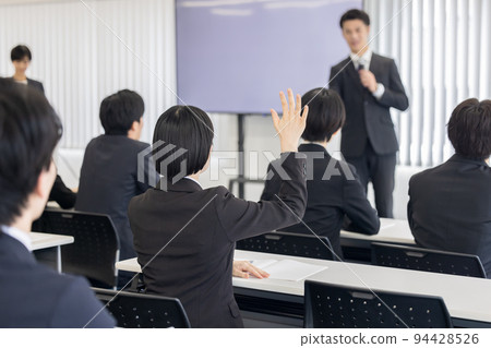 研討會演講者:男子用麥克風講話 研討會演講者:男子用麥克風講話 94428526