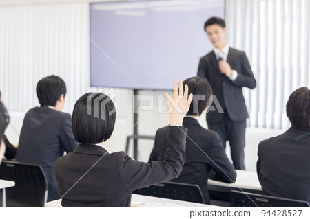 研討會演講者:男子用麥克風講話 研討會演講者:男子用麥克風講話 94428527