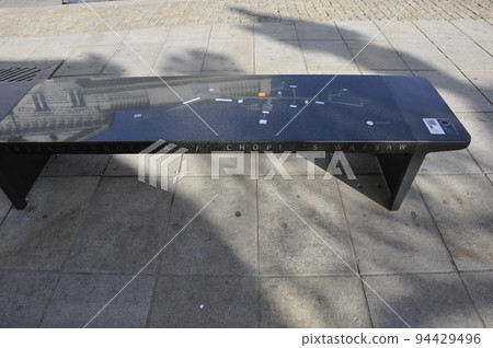 長凳演奏來自波蘭、華沙和肖邦的音樂 94429496