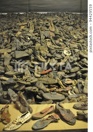波蘭、奧斯威辛、第一集中營，從囚犯身上沒收的鞋子和涼鞋 94429559