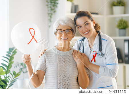 patient listening to doctor 94431535