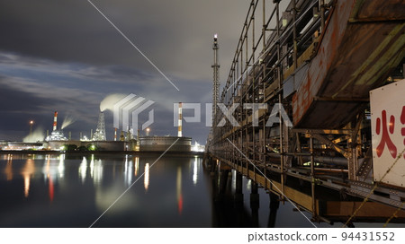 Factory night view of the Eneos Marifu Refinery (Iwakuni City, Yamaguchi Prefecture) seen from the opposite bank of the Oze River Factory night view of the Eneos Marifu Refinery (Iwakuni City, Yamaguchi Prefecture) seen from the opposite bank of the Oze River 94431552