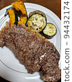 配牛排和蔬菜 94432174