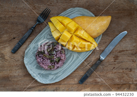 Fresh ripe yellow mango fruit (Barracuda mango) and Riceberry topping pandan leaf. Fresh ripe yellow mango fruit (Barracuda mango) and Riceberry topping pandan leaf. 94432230