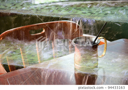 water and iced coffee 94433163