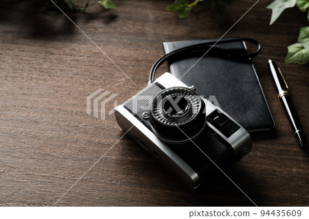 Old film camera 94435609