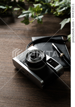 Old film camera 94435611