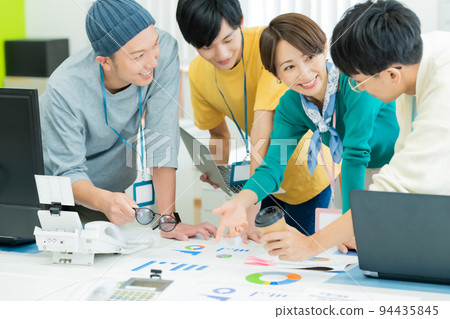 在明亮的辦公室工作的業務團隊 94435845