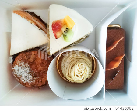 打開一個紀念品蛋糕盒 94436392