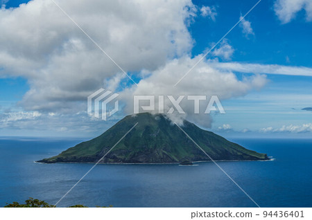 從遠海的無人島八丈島眺望八丈島 94436401