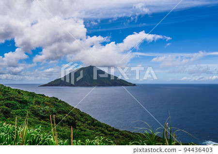 從遠海的無人島八丈島眺望八丈島 94436403