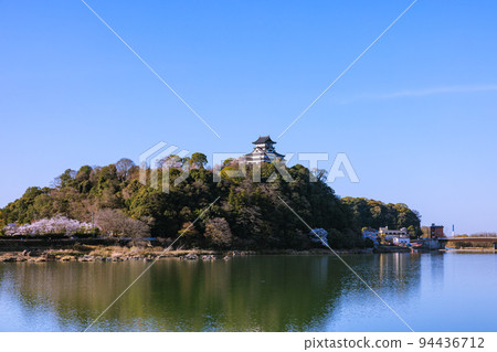 National Treasure Inuyama Castle in the early morning when the cherry blossoms are in bloom National Treasure Inuyama Castle in the early morning when the cherry blossoms are in bloom 94436712