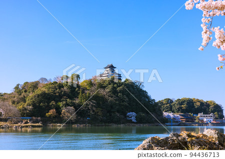 National Treasure Inuyama Castle in the early morning when the cherry blossoms are in bloom National Treasure Inuyama Castle in the early morning when the cherry blossoms are in bloom 94436713