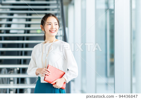 Young business woman 94436847