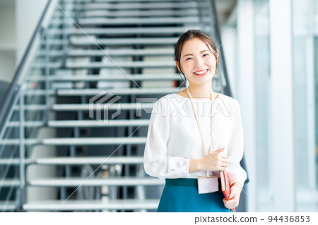 年輕的商界女強人 94436853