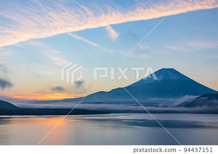 （山梨縣）從本栖湖看到的富士山，金色的黎明 94437151