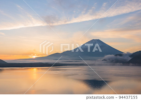 (Yamanashi Prefecture) Mt. Fuji seen from Lake Motosu, golden dawn 94437155