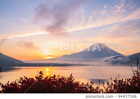（山梨縣）從本栖湖看到的富士山，金色的黎明 94437166